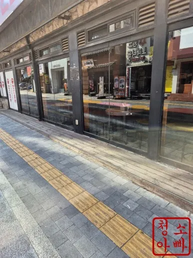 시트지 제거 후 깨끗한 유리창