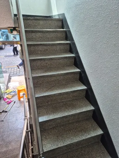 계단 테이프 제거 완료