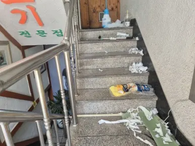 계단에 붙은 테이프와 스티커 잔여물