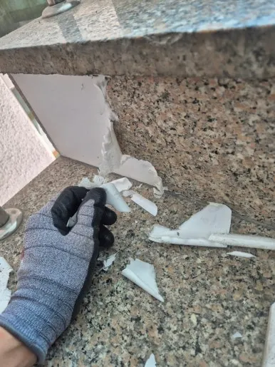 계단 모서리 접착제 수작업 제거