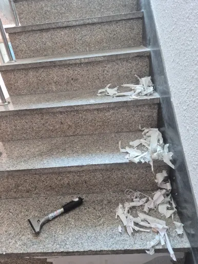 계단 접착제 제거 진행 중
