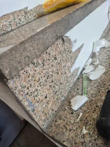 계단 테이프 제거