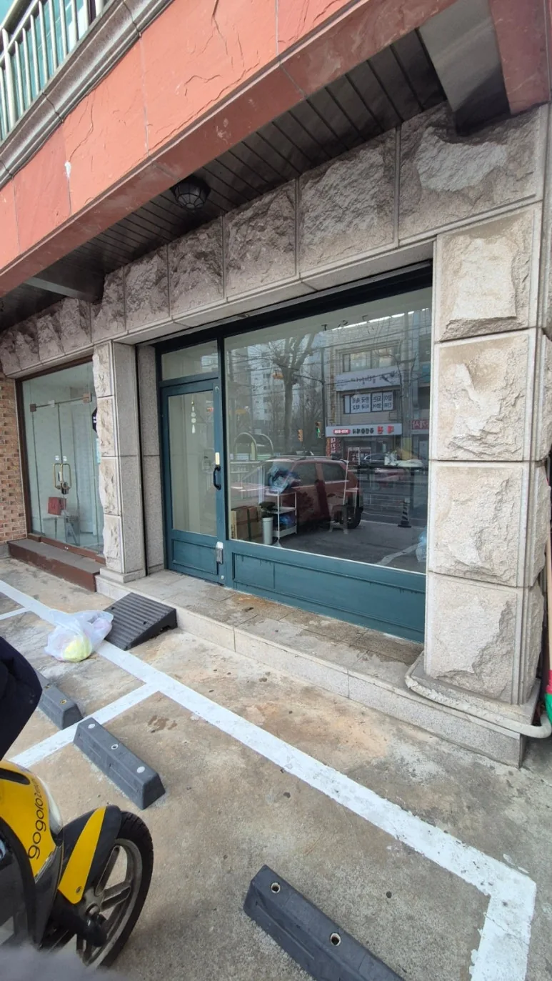 상가 유리 시트지 부착 상태 — 폐업 후 간판 시트지