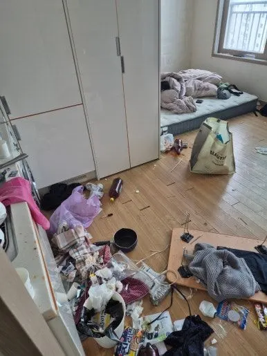 쓰레기 긴급 수거 전 — 바닥에 쌓인 생활 쓰레기·잡동사니 작업 전