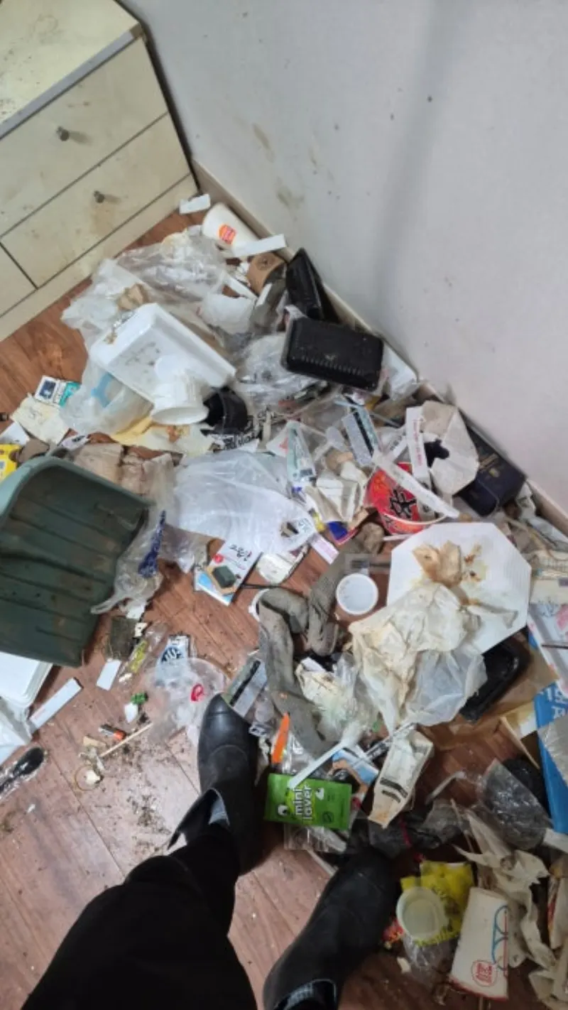 쓰레기집  청소 전