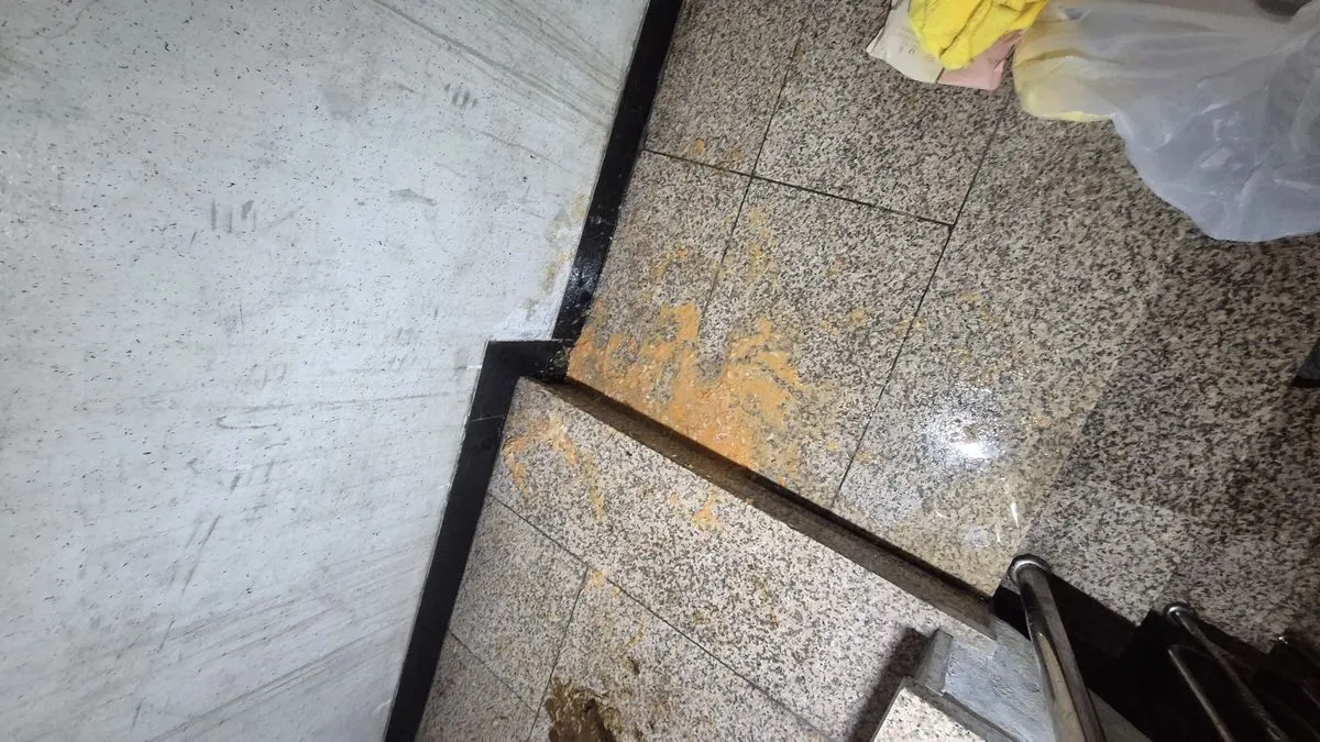 계단 토사물 제거 후