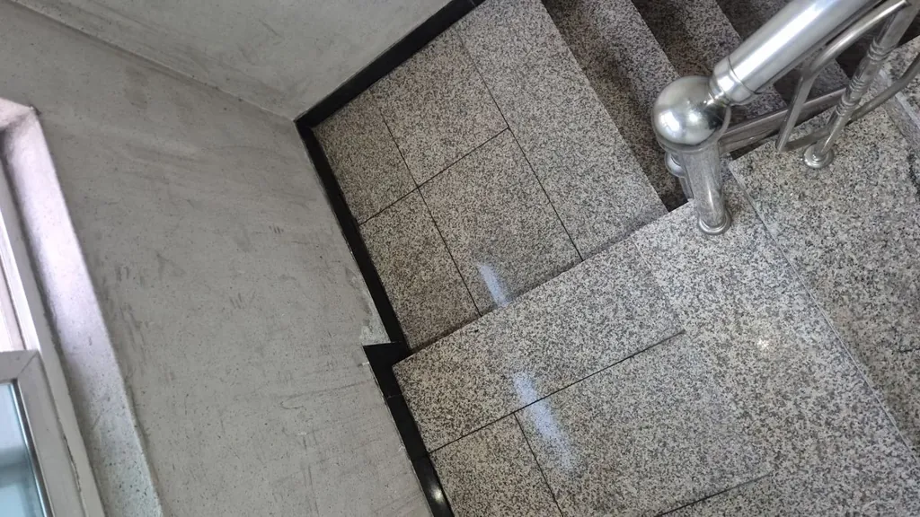 계단 배관 주변 청소 완료 — 배관 하부 디딤판까지 살균세정한 상태
