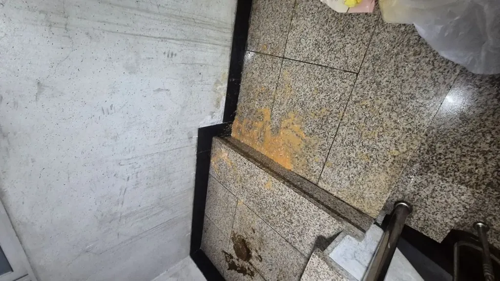 계단참 화강석 바닥 구토 오염 — 음주 후 토사물이 디딤판과 챌면에 번진 작업 전 현장