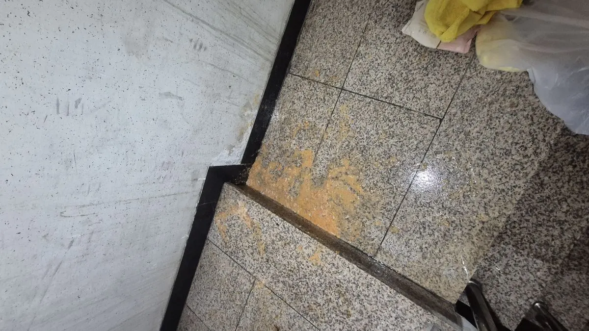 구토물 계단 청소 전