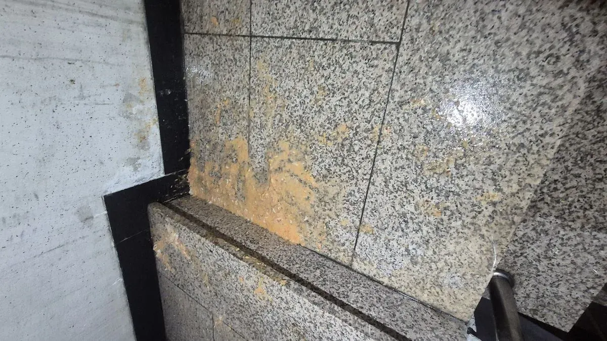 오물 제거 작업 진행