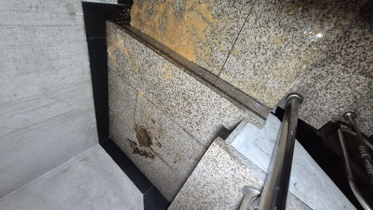 구토물 계단 작업 진행