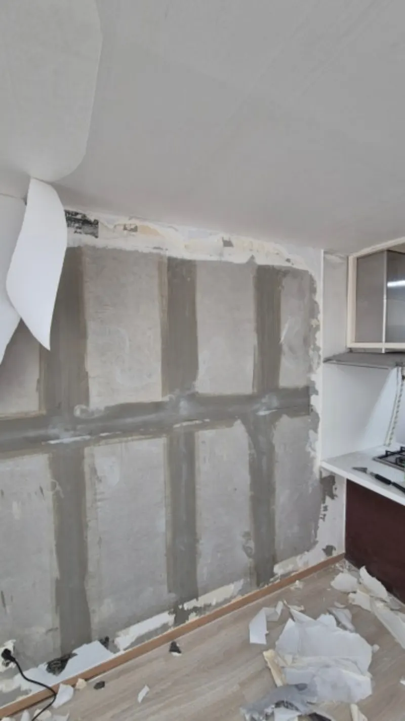 벽지 제거 후 석고보드 세정 완료