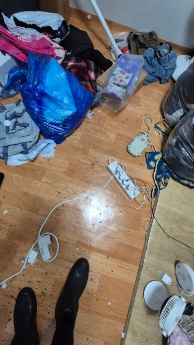 쓰레기와 생활용품이 쌓인 방