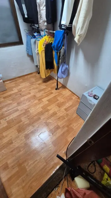 장판 제거 후 바닥 세정 진행