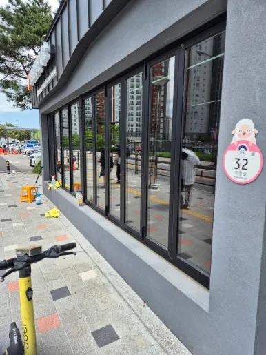 양평역 관광안내소 건물 유리창 세정 완료