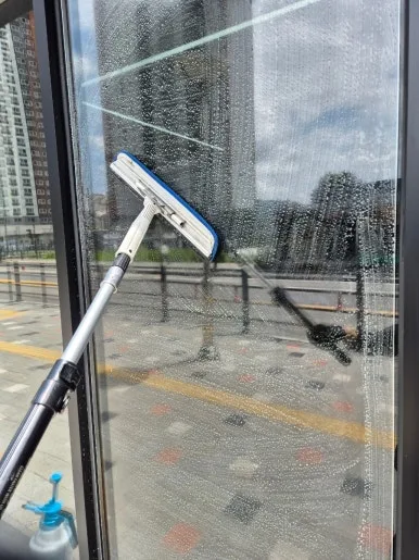 양평역 관광안내소 유리창 스퀴지 세정 작업