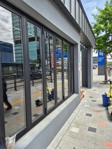 양평역 유리창 세정 후 측면