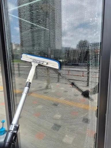 양평역 유리창 세정 스퀴지 작업